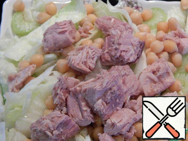 Put chickpeas and tuna slices on the salad.