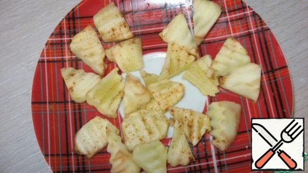 Cut the apples into pieces, lightly sprinkle with sugar (if they are sour), sprinkle with nutmeg and put in the microwave for 30 seconds (power 750 W).
The apples will be slightly baked, but will remain slightly crunchy inside. Cool.