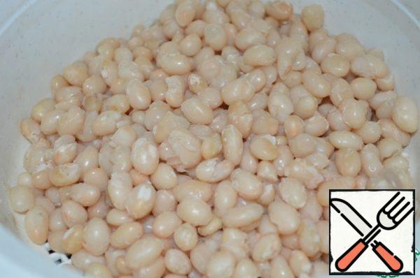 Soak the beans in water for at least 4 hours. Cook according to the instructions on the package. Flip it into a colander and let the water drain.