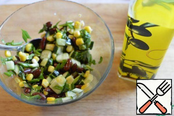 Season with olive oil, put the salad in the potato bases. Serve with a slice of lemon.