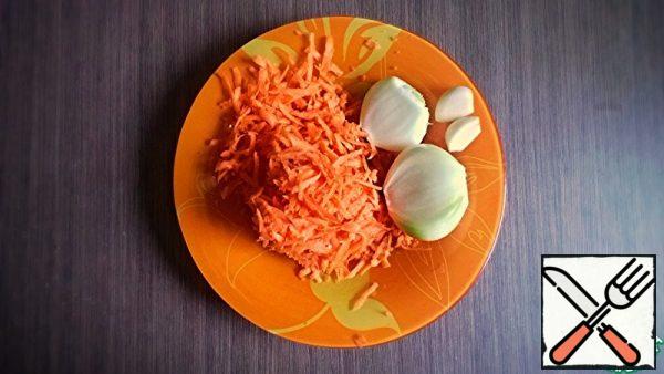 Chop the onion, garlic and carrots. Fry until Golden brown. Cool.