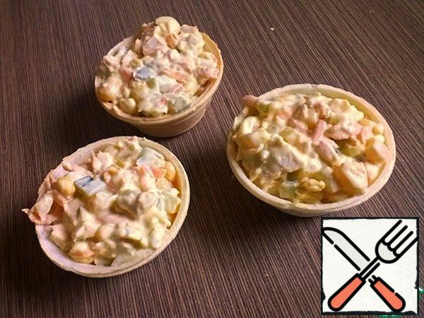As a dressing, you can use sour cream-mustard sauce, mayonnaise or cheese sauce. Serve in tartlets.