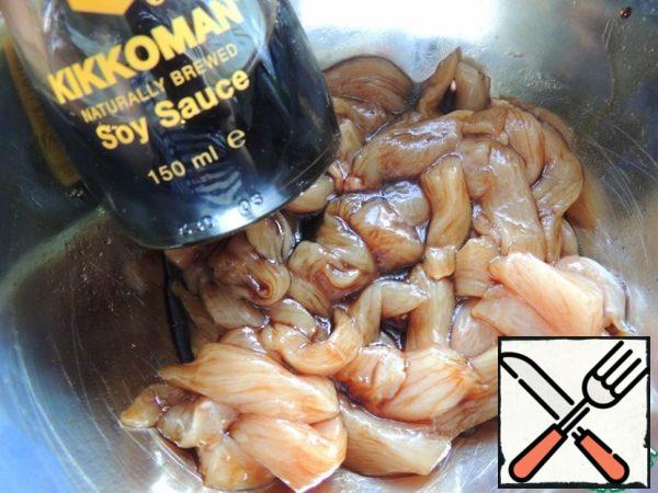 Cut the chicken fillet into strips, add 2 tbsp soy sauce and 1 tsp olive oil, mix and leave to marinate a little.