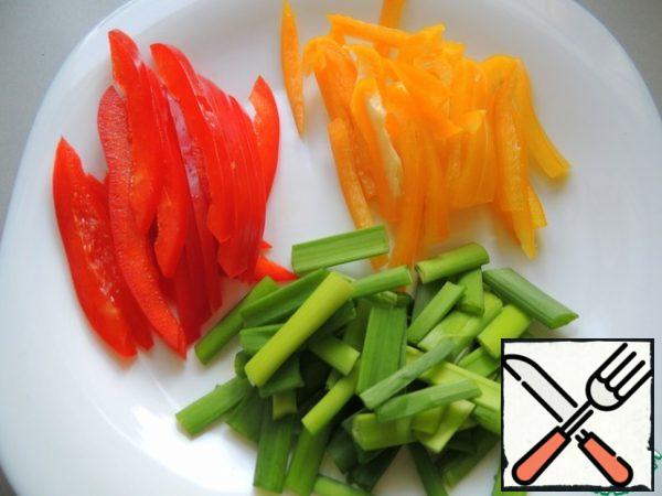 Pepper cut into strips, onion in large pieces.