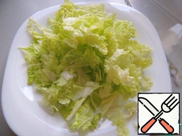 Cut the cabbage coarsely.