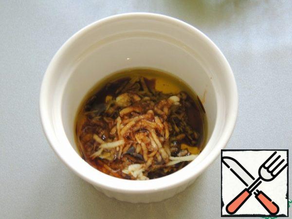 Make the dressing. To do this, mix a teaspoon of soy sauce, olive oil and liquid honey. Add the grated garlic and mix well.