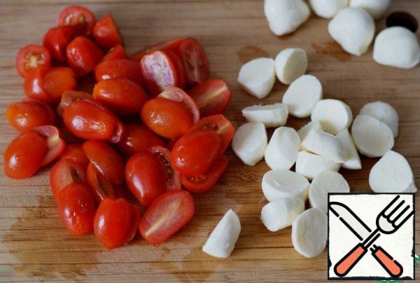 Cut the mozzarella and cherry tomatoes into halves.