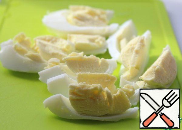 Boil and peel eggs, cut into slices.  If using quail eggs, cut them in half.