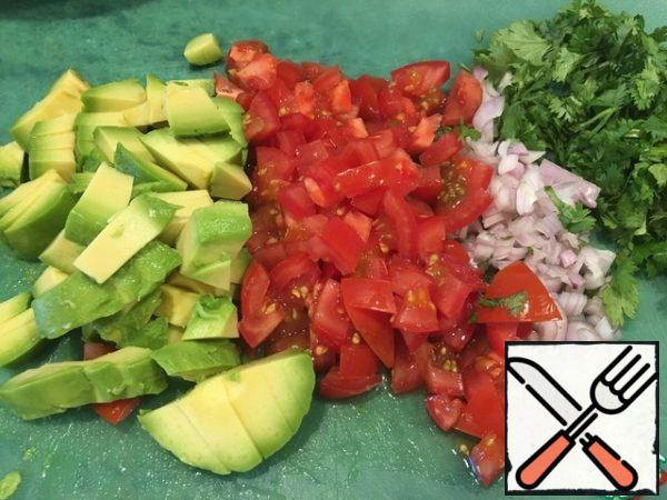 Chop cilantro and green onions.  Peel chili or jalapenos from seeds (work with gloves!) And chop finely.  Cut the avocado and tomatoes into 1 x 1 cm cubes.