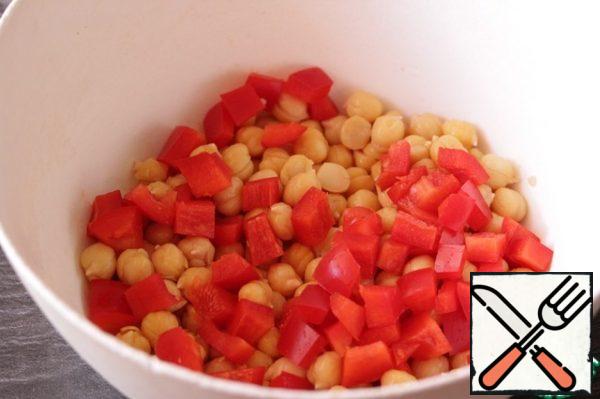 Add the sweet pepper, cut into cubes.