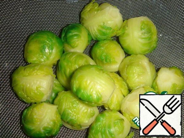 Boil Brussels sprouts in salted water, cool.
Boil the champignons too.