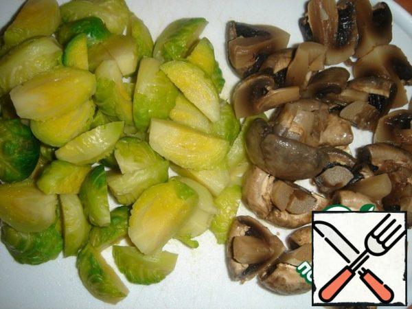 Cut the Brussels sprouts and mushrooms into 4 pieces.