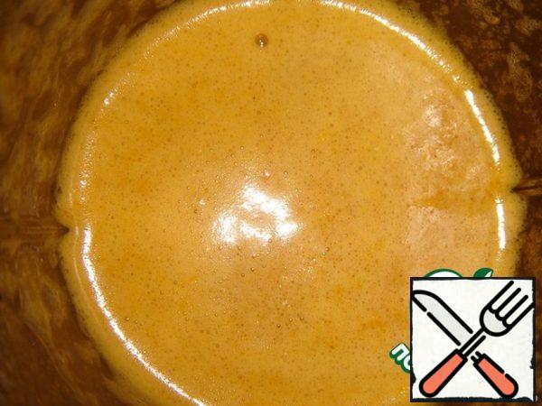 Peel the tangerines, add half to the salad, and make the dressing from the second half.
To do this, grind the tangerines in mashed potatoes, I used a blender.
Add curry, salt, pepper, mustard, vinegar, oil.
Mix everything.