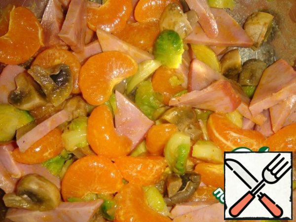 Stir all the ingredients of the salad, add the dressing, strain it through a strainer to remove excess pulp.  Mix well and leave to infuse in the refrigerator for several hours.  Sprinkle with toasted sesame seeds when serving.