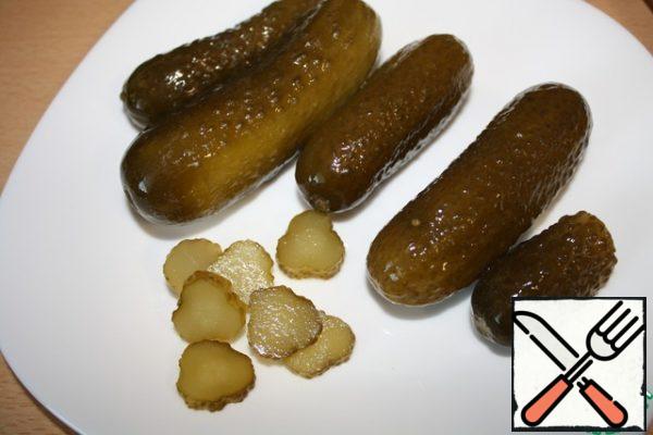 Cucumbers cut into thin washers, because they are small, if the cucumber is large, then cut it into quarters as well.
Cucumbers are better to take salted, with pickled taste is not the same.