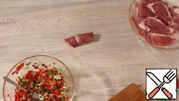 Roll the meat into a roll.