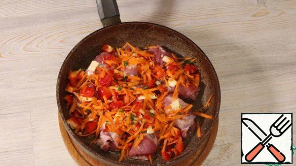 Grate the tomato and discard the skin. Pour the tomato puree into the pan, cover with a lid and simmer for another 10-15 minutes.
The rolls are ready.