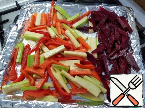 All vegetables are cut into strips, put on a baking sheet.
Better on foil, to make it easier to wash the pan.
Pour oil, sprinkle with salt, add the coriander.
Stir.
So that the beetroot does not color the rest of the vegetables, I do all the operations with it in the hotel bowl and add it separately from the edge. It doesn't affect the taste.