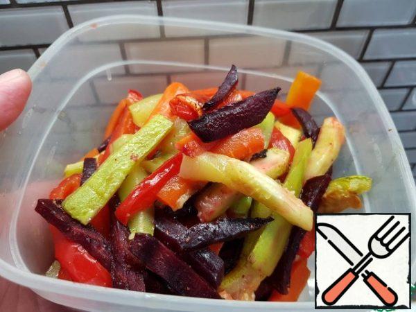 If you did not plan to eat everything at once, then as soon as it has cooled down, we put it in a container and in the refrigerator.
