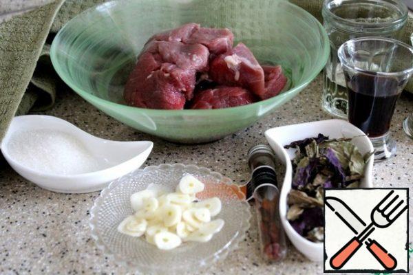 Products. The garlic is already sliced, and the meat is in chunks.
