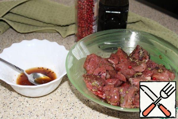 In a bowl, prepare a marinade of soy sauce, cognac, lemon juice, crushed Basil, broken into pieces of hot pepper, pink pepper grains, sugar and a couple of pinches of salt, mix well until the salt and sugar are completely dissolved. Pour into the meat, mix, and let stand under the lid in the refrigerator for a couple of hours.