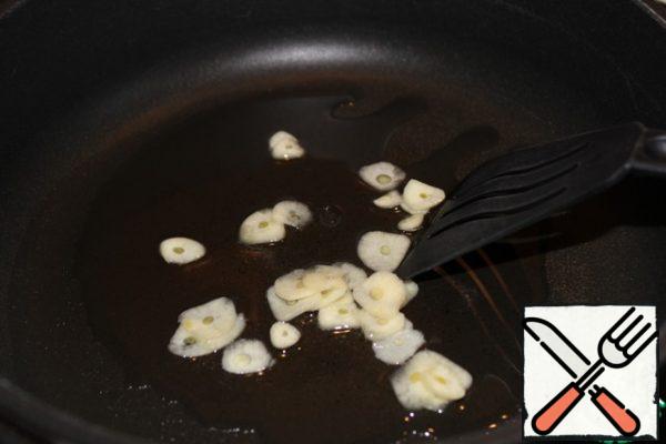 Fry the garlic in vegetable oil until it has a pleasant smell.