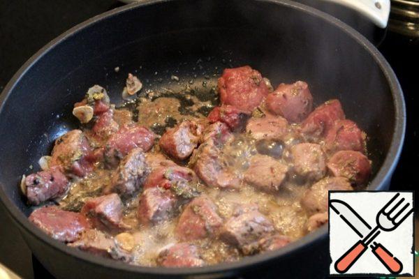 The meat, after marinating, is sent to the pan with garlic along with the liquid, lightly fry for 10 minutes.