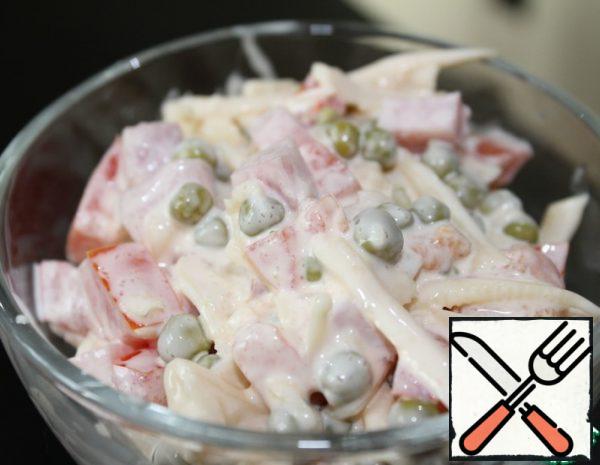 1. Tomatoes and ham cut into cubes.
2. Cheese three on a large grater.
3. Drain the juice from the peas and add it to the rest of the ingredients.
4. Fill with mayonnaise.