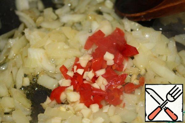 Finely chop the garlic and pepper.
Onion cut into cubes.
Heat the oil and add the onion, fry for 5 minutes, then add the garlic and pepper. Fry for another 5 minutes, the fire is strong. Then add the eggplant pulp and a few minutes later the mashed tuna.
Fry everything for 3 minutes.