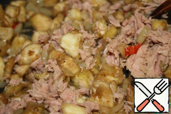 At the very end, add the tomato and peas, fry for another 3 minutes and add the finely chopped cheese 50 grams, leaving part for sprinkling.
Salt and pepper to taste, and add parsley at the end.