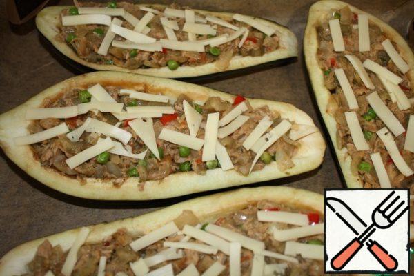 Fill the boats with filling and sprinkle with cheese.
Preheat the oven and bake at a temperature of 200 degrees for 45 minutes.