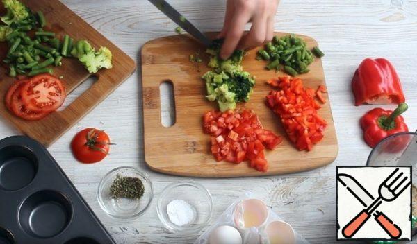 Cut the vegetables into small pieces.
