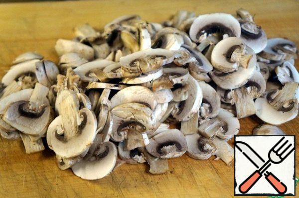 Cut the mushrooms into plates.