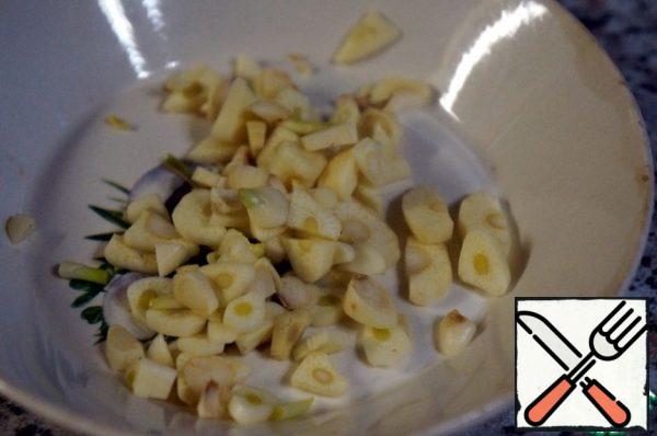 Chop the garlic with pucks.