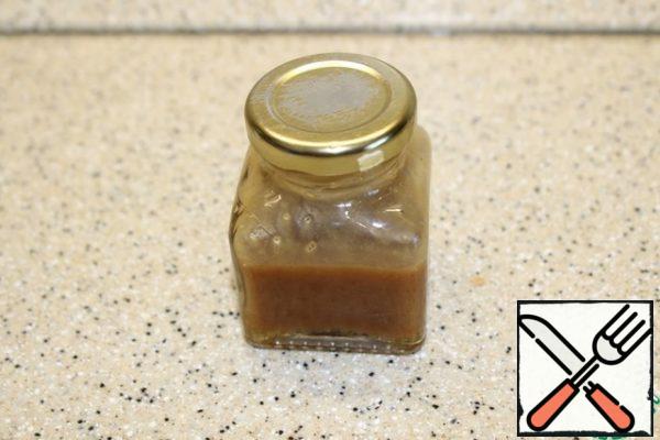 In the beginning, prepare the dressing, in a small container, mix olive oil, mustard, honey, dry red wine (you can replace the juice of red grapes), balsamic, a couple of pinches of salt. Shake the jar well a few times and taste it.