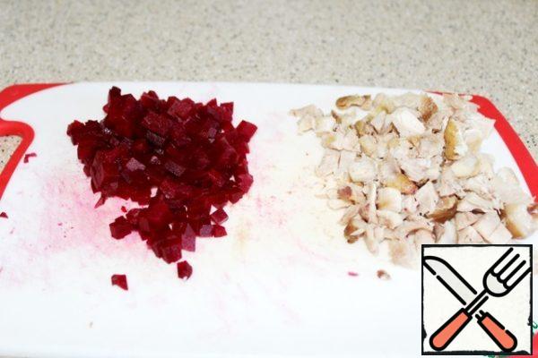 Cut the beetroot into small cubes, and the chicken - randomly.