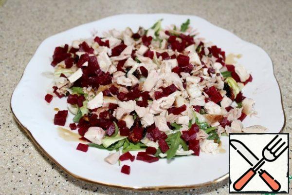 On top of the previously laid out, we will distribute the cubes of beetroot and chicken.