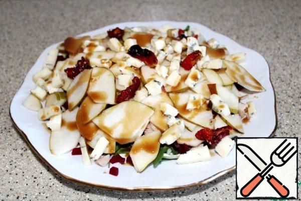 Then the plates of pears and cheese, pour the dressing on top, leaving a little for the finish.
