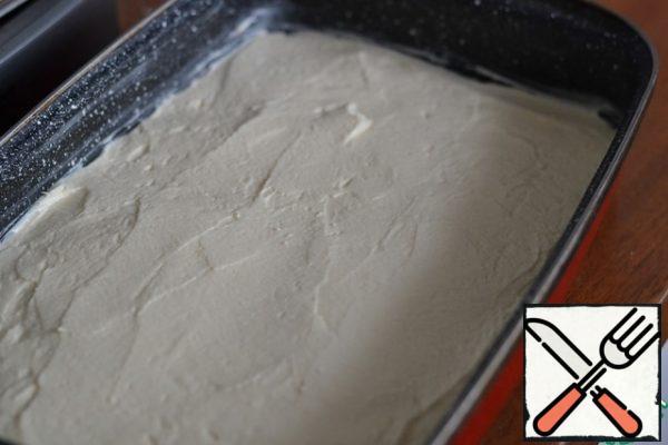Grease the baking dish with oil and sprinkle with flour
Pour the dough into the mold, flatten with a spatula and bake in the preheated oven at 150g for 30 minutes, then increase the temperature by 180g and bake until ready.
Allow to cool in the form. Cut the cooled pie into pieces and serve with the sauce.