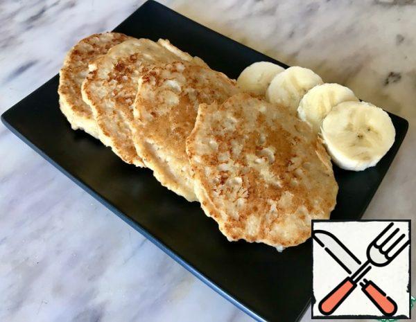 Mash the banana. Add the cinnamon, ginger, and eggs to the banana and beat lightly. Mix the cottage cheese and banana-egg mixture. Add the rice flour and mix. Fry the pancakes under the lid with a little oil of your choice (I have coconut oil).