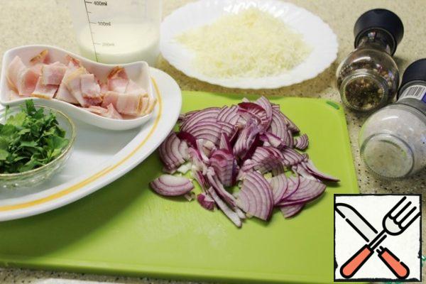 Red onion-thin quarters of rings.