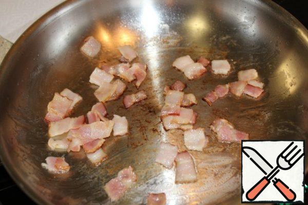 In a dry pan, fry the bacon over medium heat, the fat should be melted, and the pieces crunch. I put the bacon on a paper napkin.