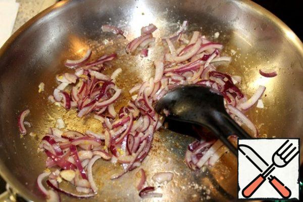 And in the melted fat, fry the onion, adding half a teaspoon of salt and a little ground pepper, cook for about 5 minutes, until the onion is soft.