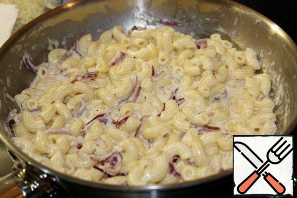 Added Noodles Parmesan, half of bacon, further adjusted for salt and pepper.
Then I poured about 3/4 Cup of the liquid in which the pasta was cooked, it will give additional tenderness. You will have to decide on the amount yourself, the macaroni should not float alone in the pan, but also do not look like a whole viscous mass.