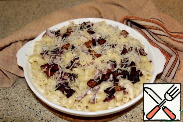 The dish can be served immediately, sprinkled with the second half of the bacon, Parmesan and parsley.
And you can, as I have, put in a baking container, parsley, of course, do not sprinkle at this stage, and put in a heated to 210 degrees oven for a few minutes to melt the cheese.