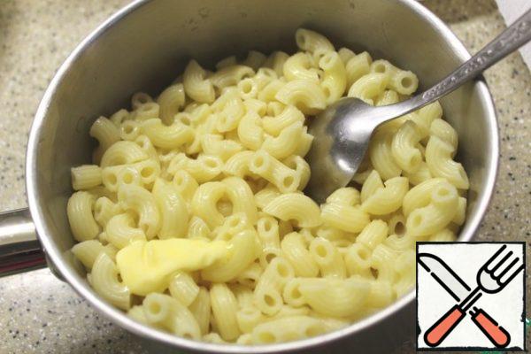 Boiled the pasta in salted water, drained, pouring the liquid into a glass (it will come in handy later). Mixed with a spoonful of butter.