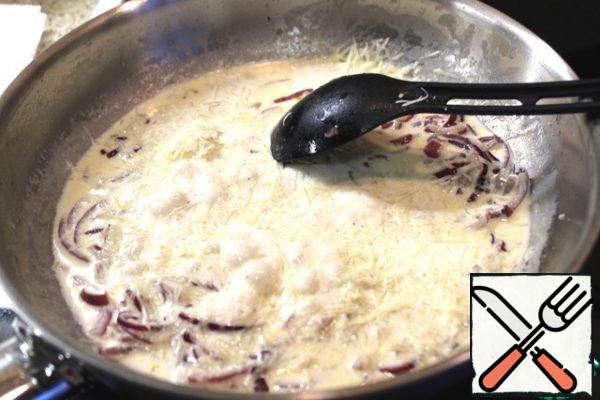 In the pan with the onions, pour the cream, cook for a couple of minutes while stirring, until the mixture is slightly thickened.