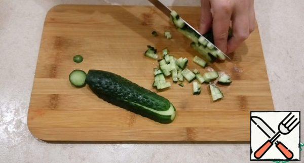Cut the cucumber into cubes.