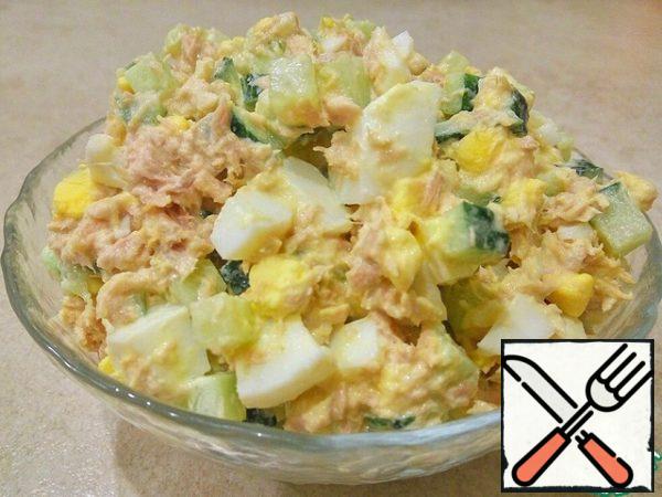 Salad is ready! Everything is simple, fast and delicious. Enjoy your meal!