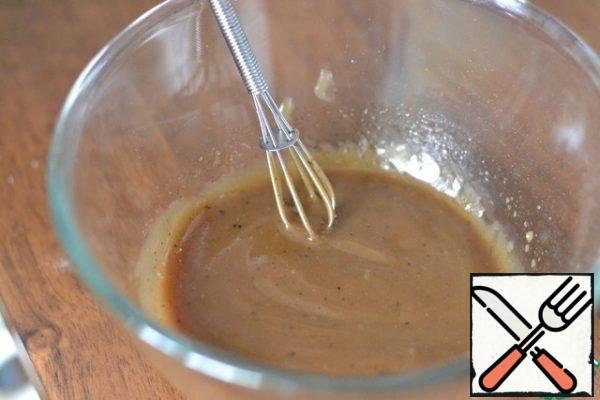 In a separate bowl, mix the Apple cider vinegar, balsamic, salt, pepper, mustard and honey. Beat with a whisk.